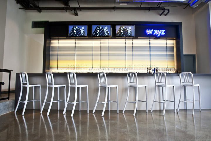 Bar w xyz del hotel Aloft San Francisco Airport (imagen generada por computadora)