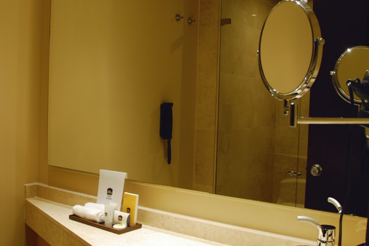 Guest bathroom at Best Western Plus 93 Park in Bogota