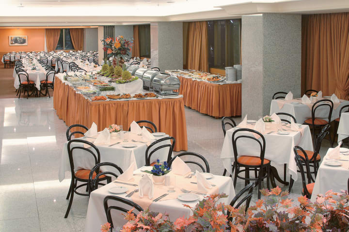 El restaurante sirve cocina internacional en el hotel Windsor Guanabara Palace