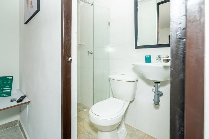 Baño de huéspedes