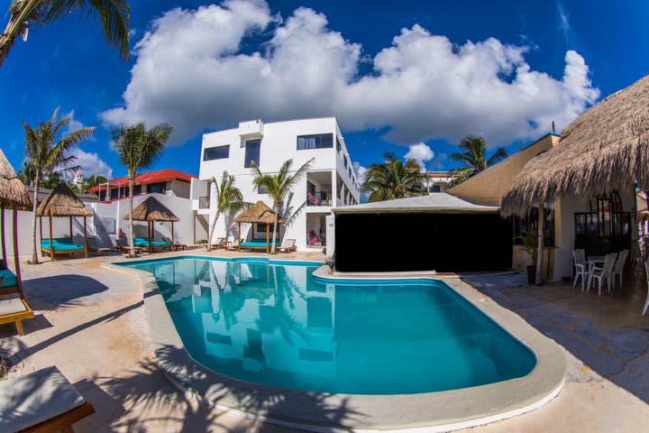 Camas de playa plegables en la piscina