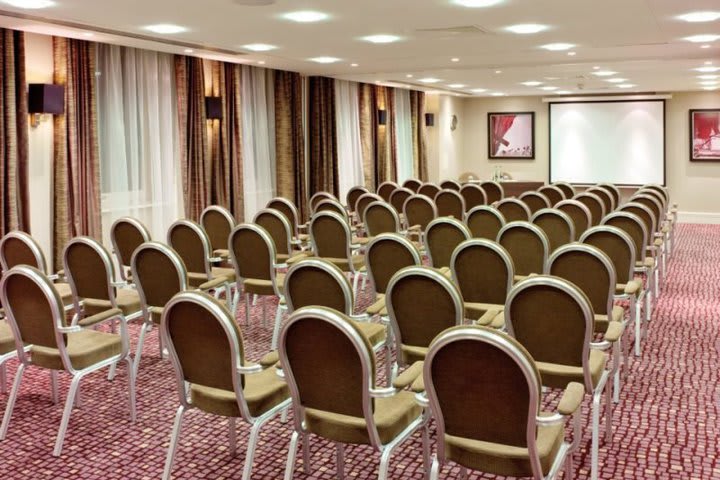 Meeting room at Crowne Plaza London - Ealing, hotel in London