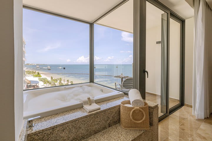 Whirlpool tub in the Amber guest room