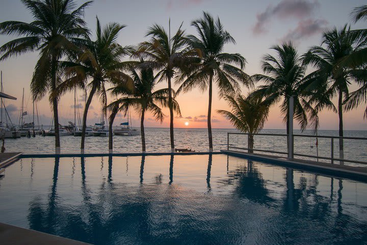 Piscina con vista al mar