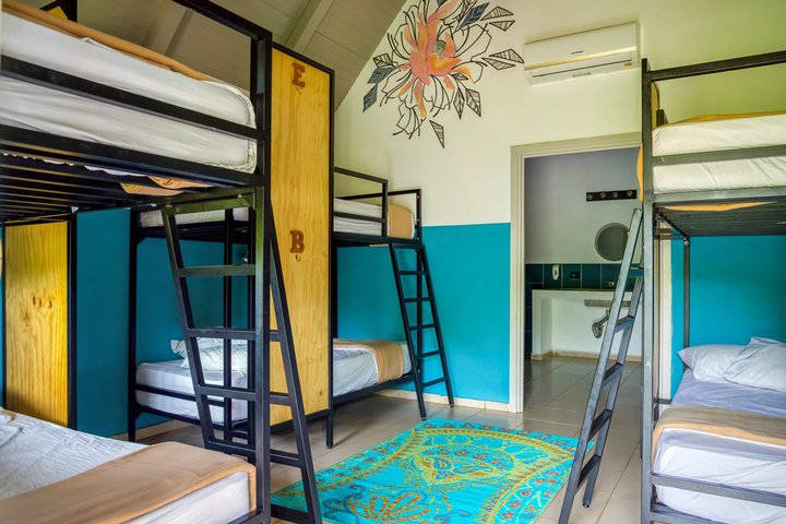 Cama en dormitorio comunitario de 6 camas