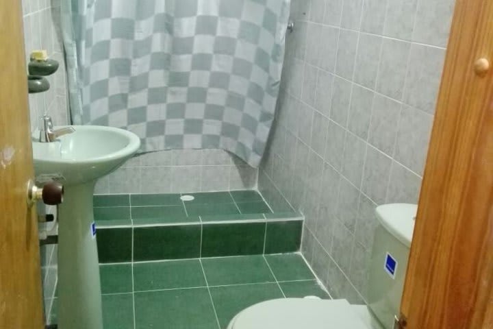 Baño de huéspedes