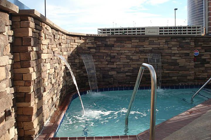 Jacuzzi junto a la alberca del Royal Resort en Las Vegas