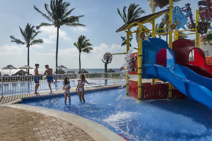 Piscina con toboganes