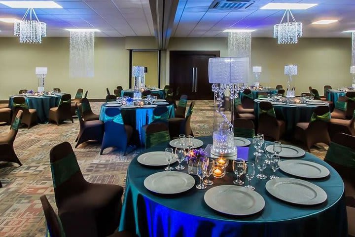 Montaje para una celebración especial en un salón de eventos