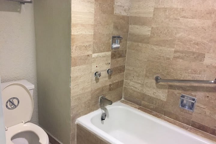 Baño privado del apartamento de lujo