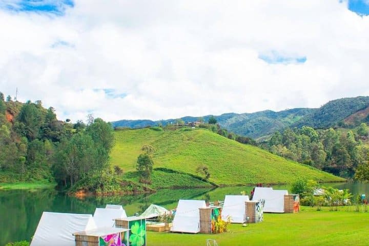 Tiendas con vista al lago