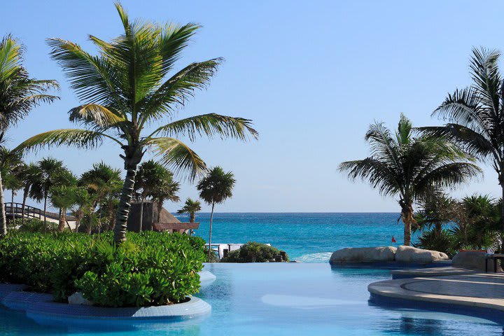 Piscina con vista al mar