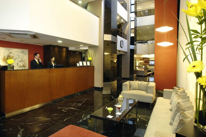 Recepción del Aspen Towers, hotel en el centro de Buenos Aires