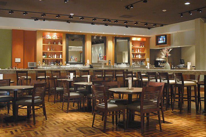 El Crowne Plaza San Francisco Airport Hotel cuenta con un bar tipo lounge