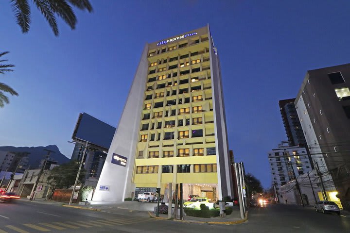 Edificio al anochecer