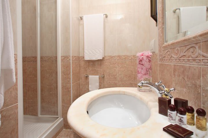 Baño de huéspedes en el Hotel Gallia Rome