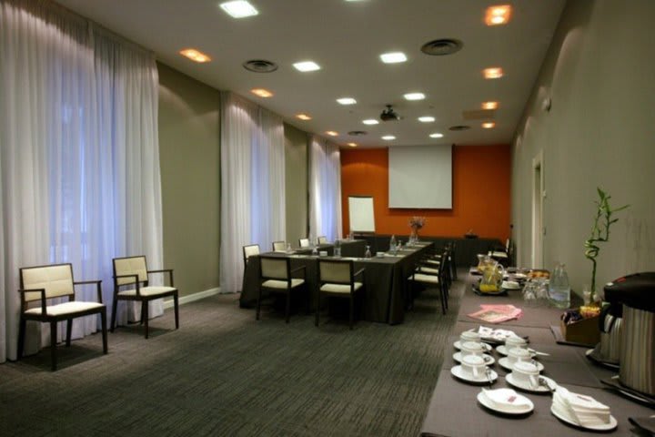 Se ofrece equipo audiovisual en los salones del Hotel Petit Palace Embassy Serrano