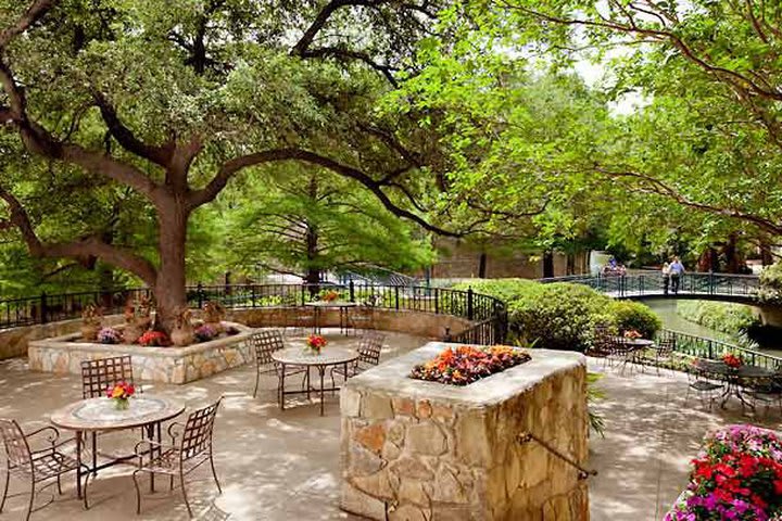 Terraza escalonada del hotel Marriott Riverwalk en San Antonio, Texas