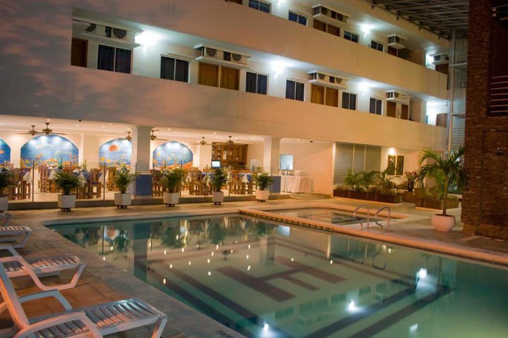 Piscina en la noche