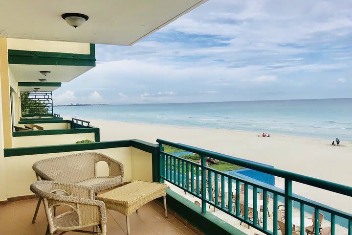 Balcón con vista al mar de una habitación