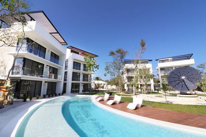 Sun terrace with pool