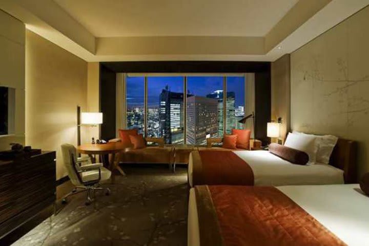 Habitación twin con vista a la ciudad del hotel Conrad en Tokio