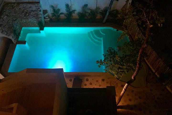 Piscina por la noche