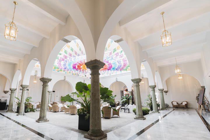 Restaurante en el patio de estilo neoclásico