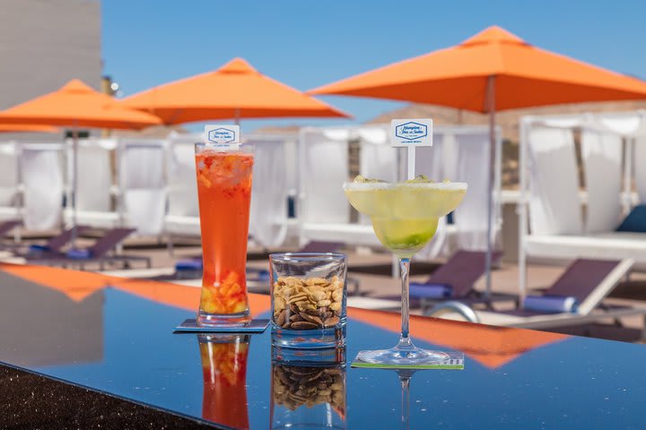 En el área de piscina hay servicio de bebidas