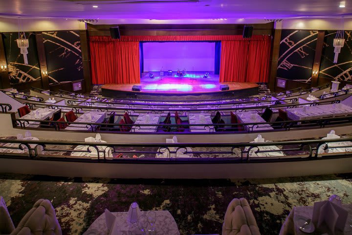 El salón de eventos está diseñado con la forma de un teatro