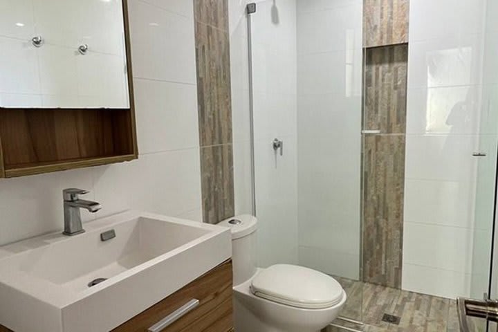 Baño privado de un Apartamento de 1 dormitorio cerca del mar