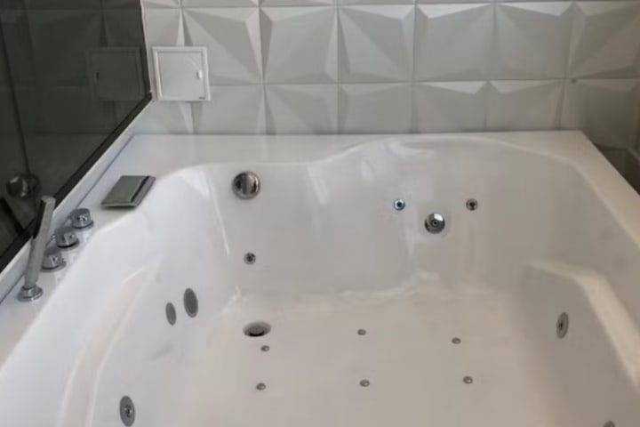 Jacuzzi in a superior double guest room with balcony