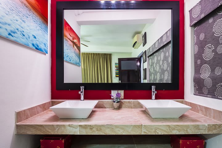 Double sink in a superior guest room with ocean view