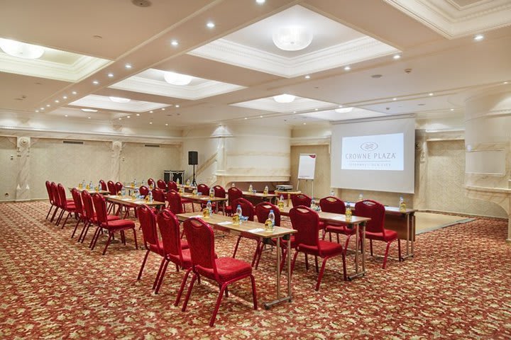 The Crowne Plaza hotel in Istanbul offers meeting rooms