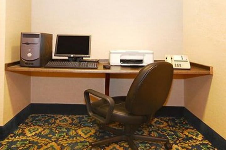 Business center at the Comfort Inn & Suites Airport hotel