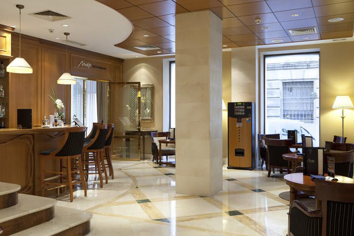 El hotel de negocios María Elena Palace dispone de un bar