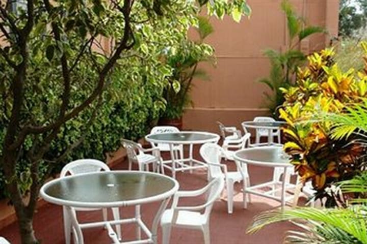 Patio interior del Hotel Vesuvio Inn