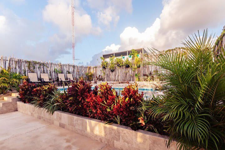 Camas de playa plegables en la piscina