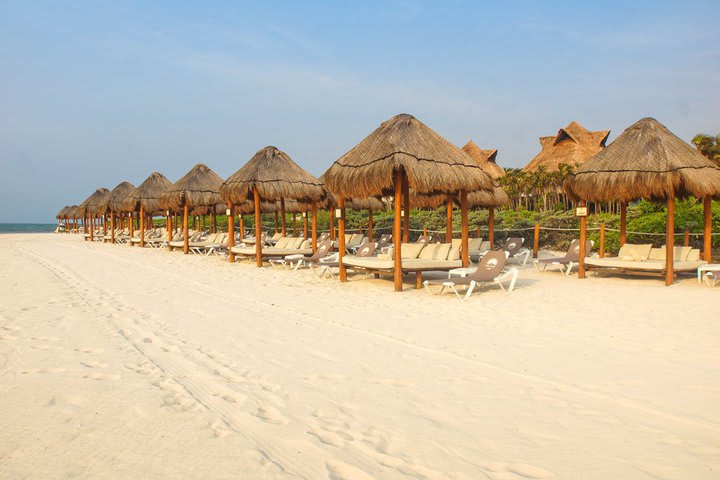 La playa cuenta con palapas