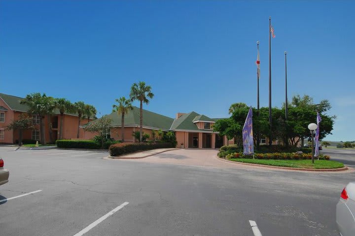 El hotel The Palms Villas cerca de Orlando cuenta con estacionamiento