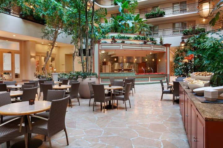 El hotel Embassy Suites dispone de un café Starbucks®