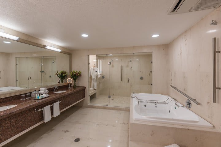 Baño privado con bañera de hidromasaje de la suite presidencial