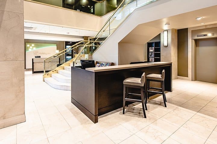 Recepción del Holiday Inn and Suites Vancouver