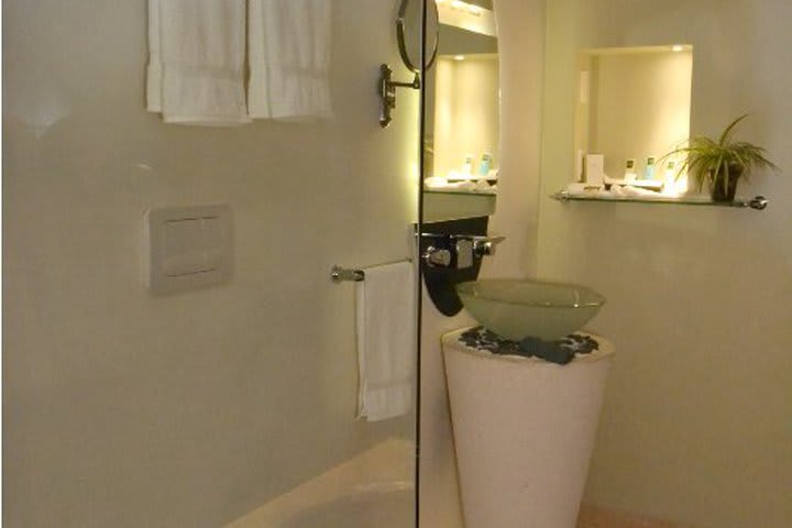 Baño de huéspedes en el hotel The Jonathon Boutique