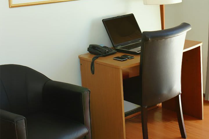 All accommodations at Hotel Sol da Barra 880 have a work desk