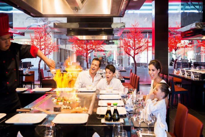 Restaurante con barra de teppanyaki