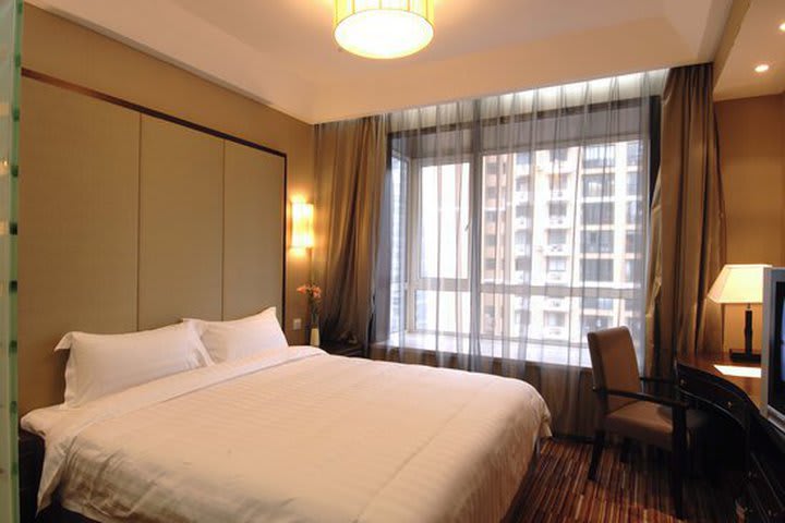 Premier queen guest room at the Starway Rayfont hotel in downtown Shanghai