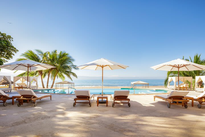 Piscina con vista al mar