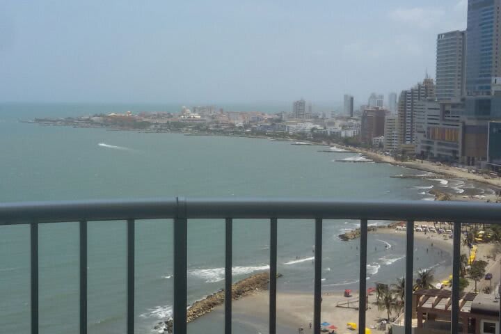 Vista al mar desde el balcón de un dormitorio