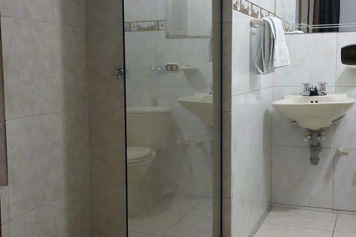 Baño de huéspedes con ducha